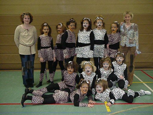 Schülergruppe mit Trainerinnen